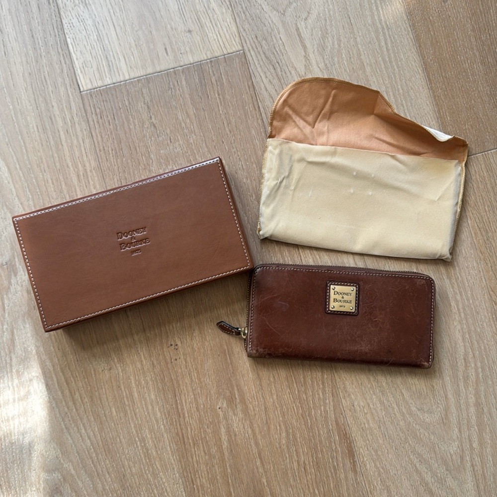 Dooney & Bourke zippered wallet with paisley interior vintage